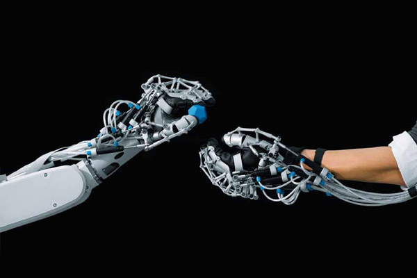 İnsan eli ve Festo robotik elin buluşması